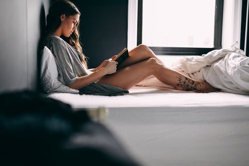 donna a letto che legge