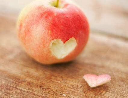 mela con cuore