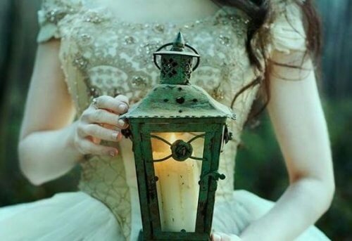 Ragazza con una lanterna