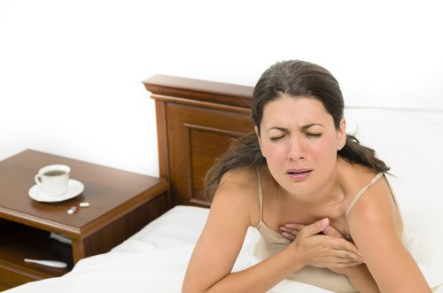 Donna a letto con dolore al petto