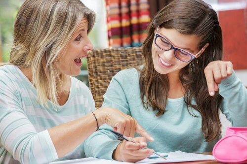 donna-aiuta-ragazza-a-studiare