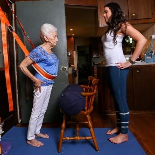 donna che fa yoga