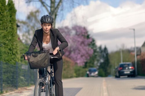 Donna in bicicletta