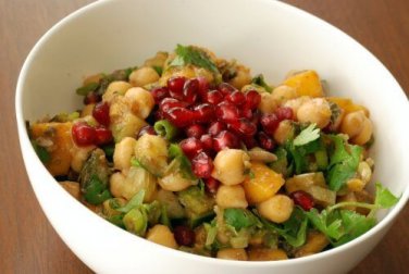 Insalata salutare di ceci, mango e melograno