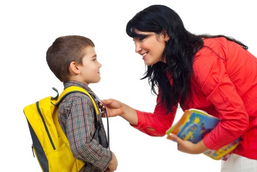 madre-che-prepara-il-figlio-per-andare-a-scuola