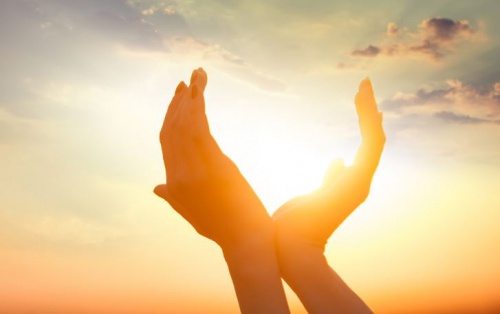 mani-contengono-il-sole