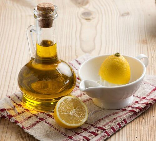 Rimedio all'oli di oliva e succo di limone
