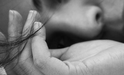 donna triste a causa di relazione tossica