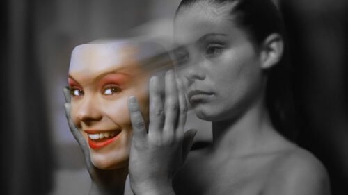 nascondere sentimenti dietro maschera