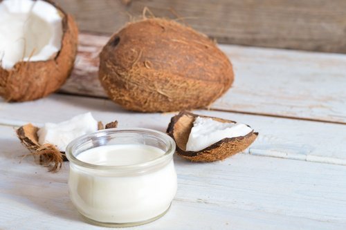 l'olio di cocco favorisce il rafforzamento dei capelli e ne evita la caduta