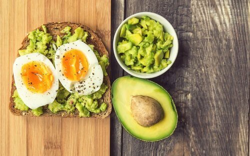 Toast di avocado e uova per prendersi cura del fegato