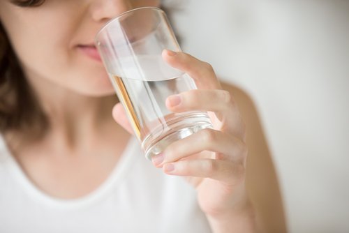 7 sintomi che indicano che bevete poca acqua 7 sintomi che indicano che bevete poca acqua