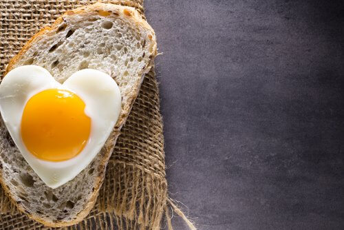 fetta di pane uovo a cuore