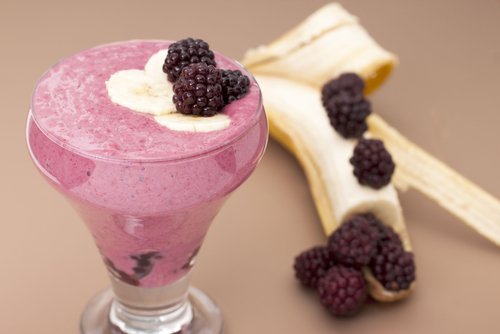 Tra i frullati di frutta per combattere la stitichezza, uno dei più buoni è quello di more e banana