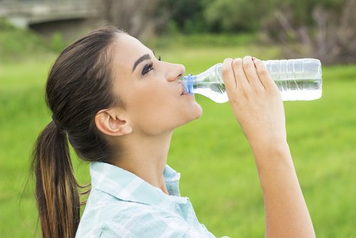 Bere almeno 2 litri d'acqua al giorno per evitare la formazione di calcoli