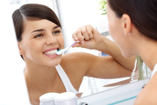 Lavare accuratamente i denti per eliminare il tartaro