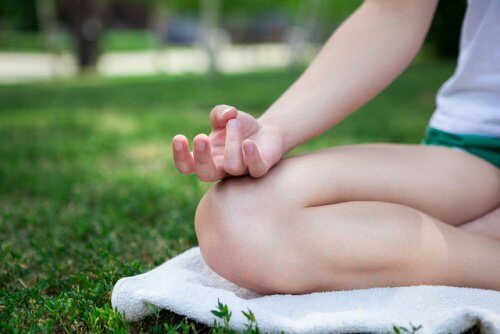 Donna in meditazione a gambe incrociate