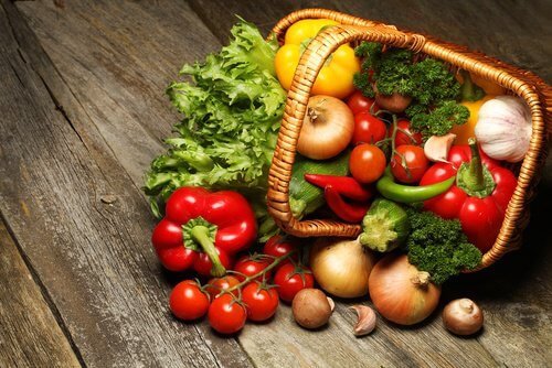 Cestino con verdure ideali per la dieta alcalina