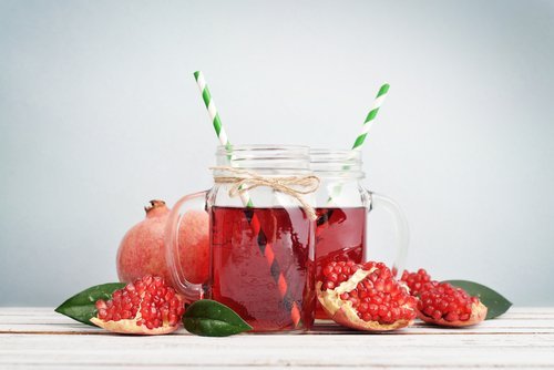 succo di melagrana e cannucce