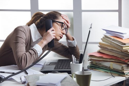 Donna stressata in ufficio
