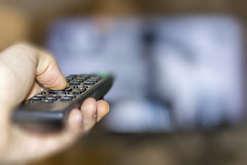 mano con telecomando