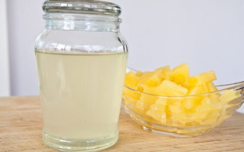 bicchiere di acqua di ananas