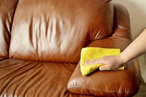 pulizia del divano di cuoio