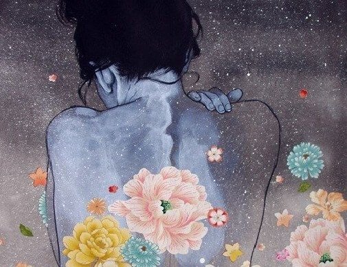 Donna con fiori sulla schiena