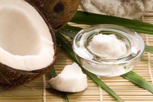 Come utilizzare l'olio di cocco come cosmetico naturale