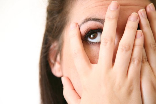 ragazza-mani-sul-viso