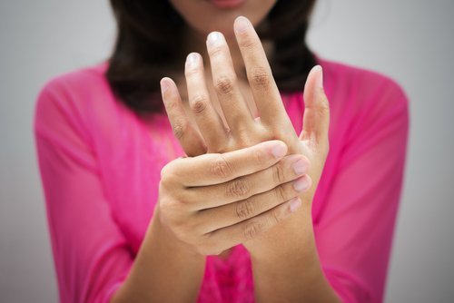 Donna con dolore alle mani