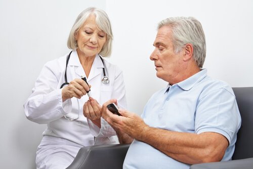 medico misura la glicemia a paziente