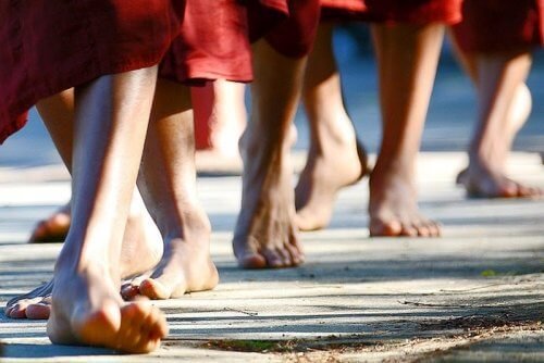 Meditare camminando piedi