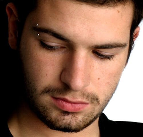 Uomo con sopracciglia definite