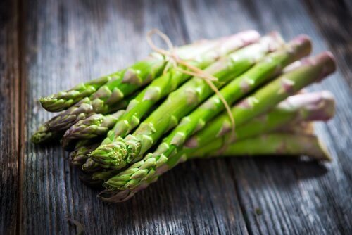 Mazzo di asparagi