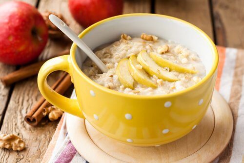 assumere l'avena con noci e mela