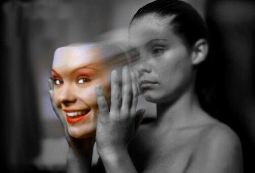 stare in silenzio togliendosi la maschera