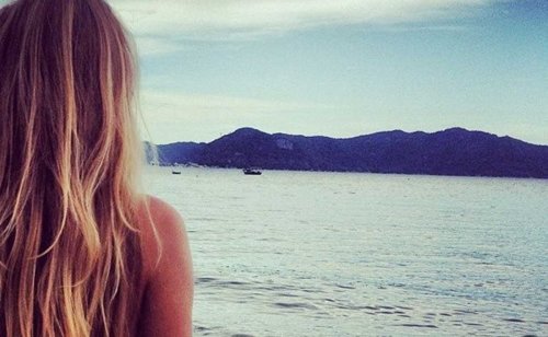 Donna che guarda all'orizzonte lasciar andare