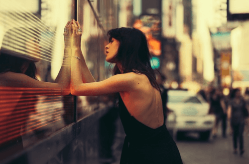 Donna incapace di lasciar andare