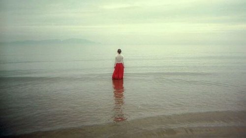 donna in silenzio immersa nella natura