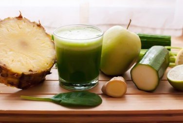 Drenare i liquidi con ananas, cetriolo ed equiseto