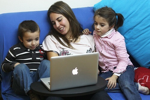 figli e mamma sul divano