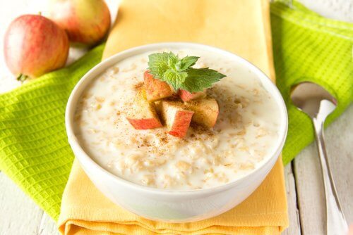 coppetta con avena, mela e menta