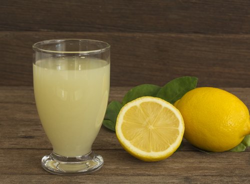 Bere acqua e limone
