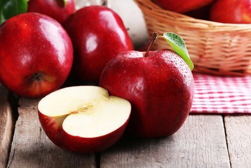 Mele rosse sul tavolo