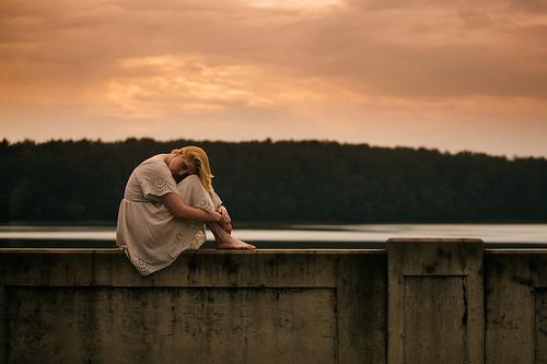 donna al tramonto silenzioso