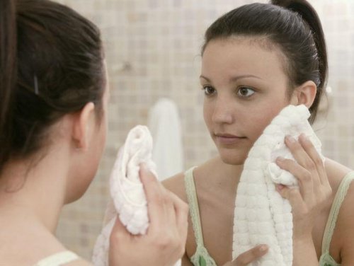 detergere il viso