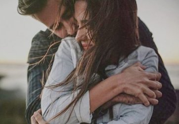 Gli abbracci fanno bene alla nostra salute emotiva