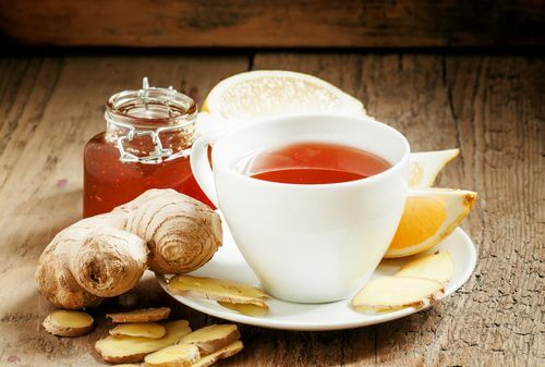 Tazza con tisana allo zenzero limone e miele