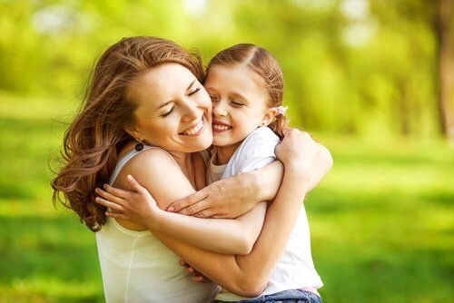 Abbracci tra mamma e figlia
